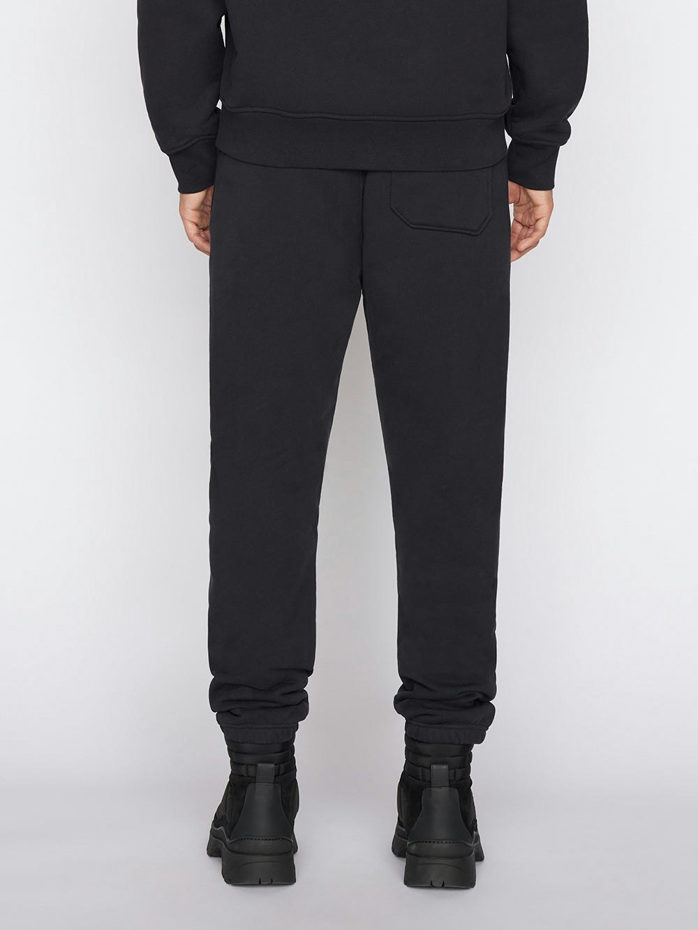 jogger back view alt:fit2
